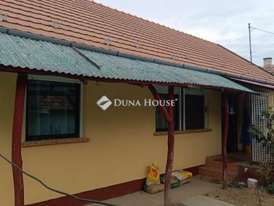 Eladó családi ház Úri