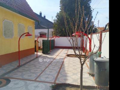 Eladó családi ház Érd