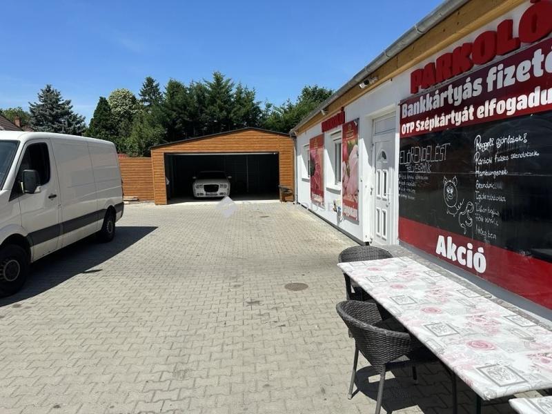 Eladó utcai bejáratú üzlethelység Pécs
