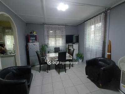 Eladó családi ház Dömsöd