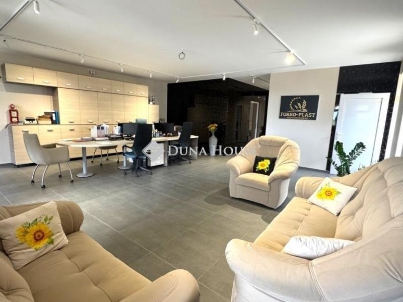 Eladó utcai bejáratú üzlethelység Debrecen