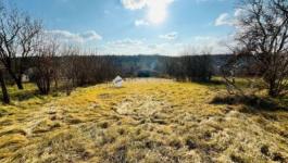 Eladó lakóövezeti telek Gomba