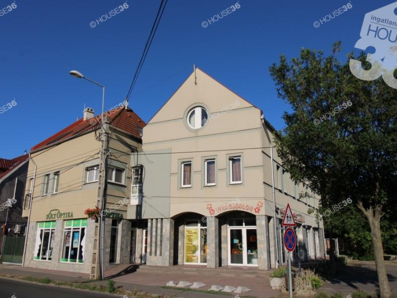 Eladó utcai bejáratú üzlethelység Solt