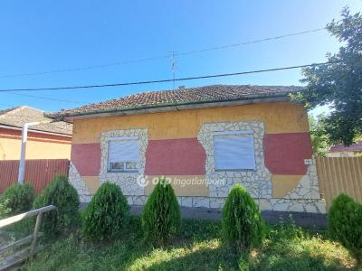 Eladó családi ház Karcag