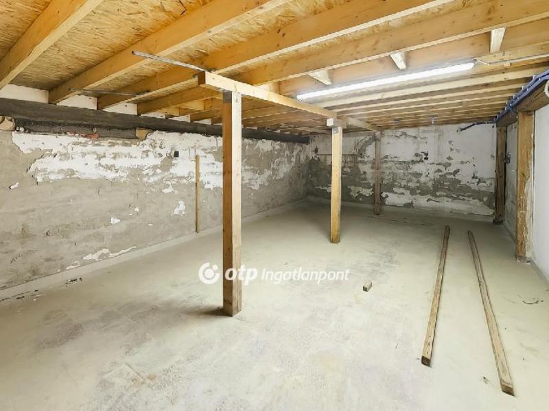 Eladó utcai bejáratú üzlethelység Gyenesdiás