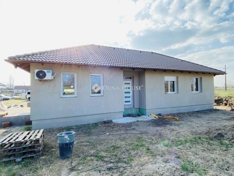 Eladó családi ház Gomba