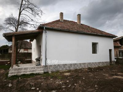 Eladó családi ház Baks