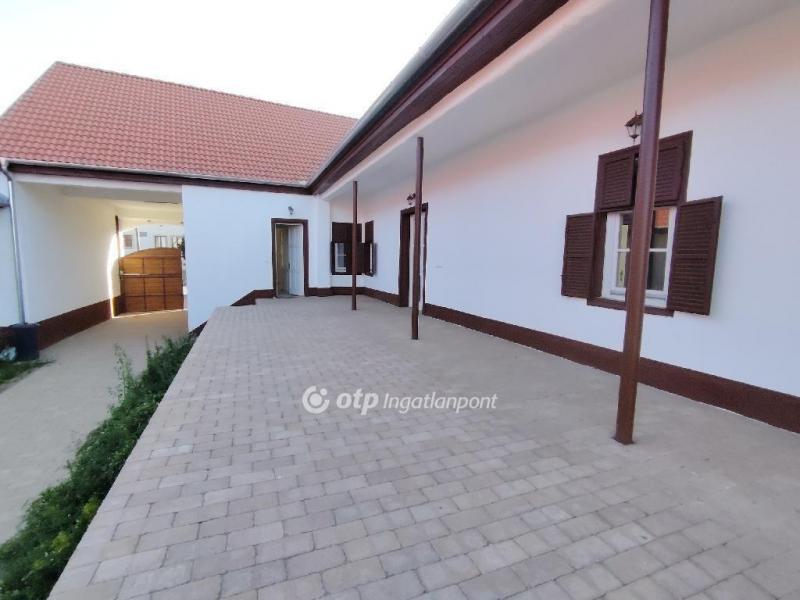 Eladó családi ház Véménd