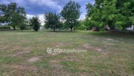 Eladó lakóövezeti telek Pér