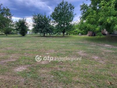 Eladó lakóövezeti telek Pér