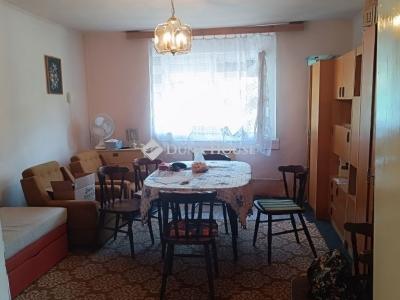 Eladó családi ház Úri