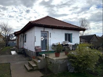 Eladó családi ház Monor