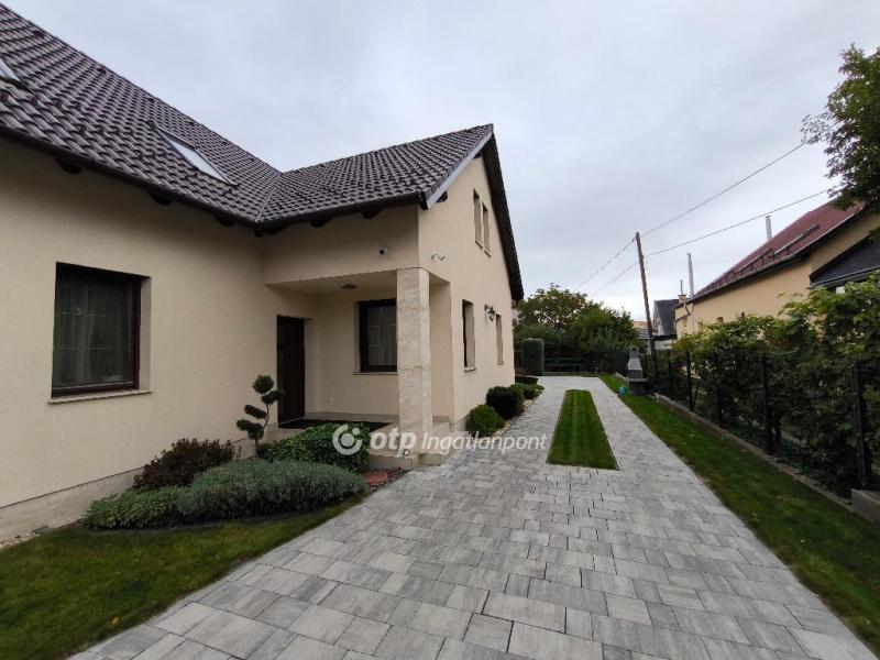 Eladó családi ház Solymár