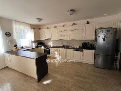Eladó családi ház Solymár