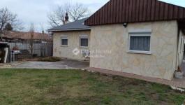 Eladó családi ház Úri