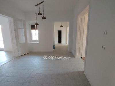 Eladó családi ház Véménd