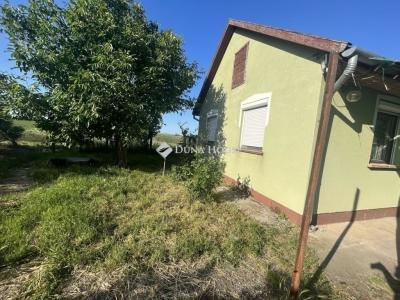 Eladó családi ház Úri