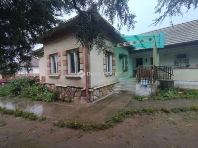 Eladó családi ház Tápiószentmárton