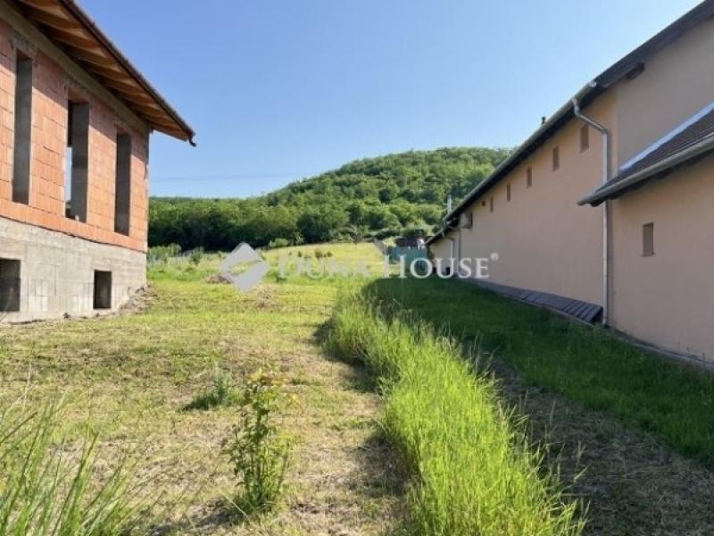 Eladó lakóövezeti telek Iklad