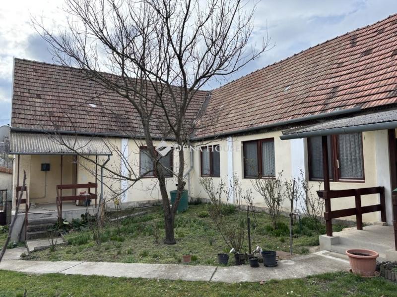Eladó családi ház Etyek
