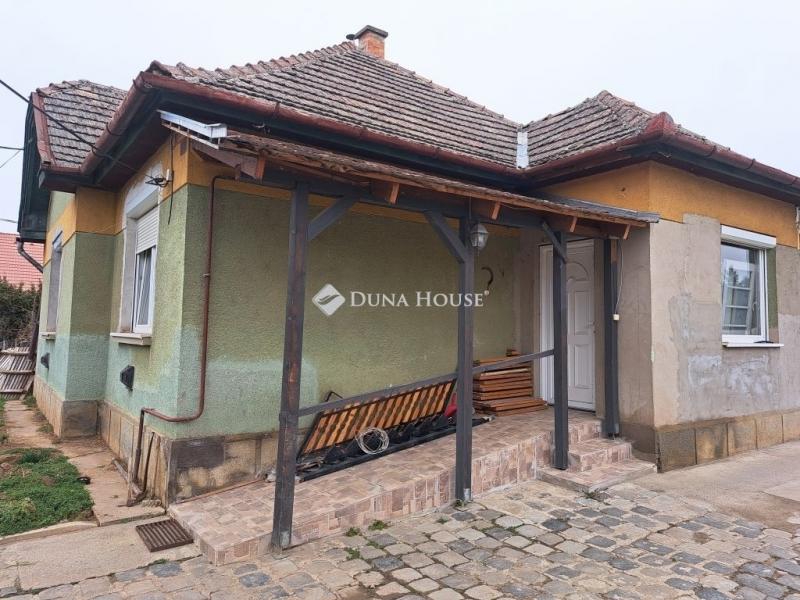 Eladó családi ház Penc