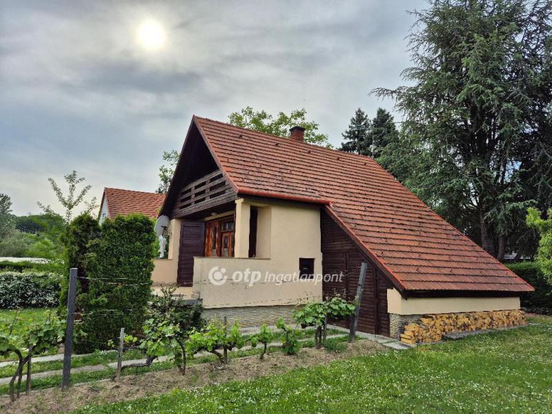 Eladó családi ház Ábrahámhegy