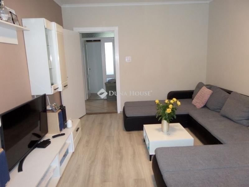 Eladó lakás Komló