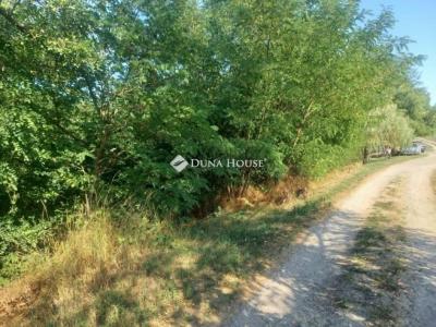 Eladó lakóövezeti telek Vácduka