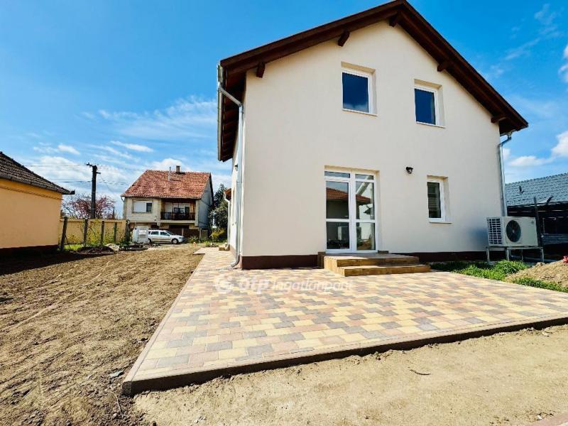 Eladó családi ház Mikepércs