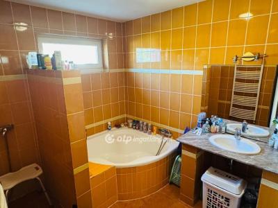 Eladó családi ház Mikepércs