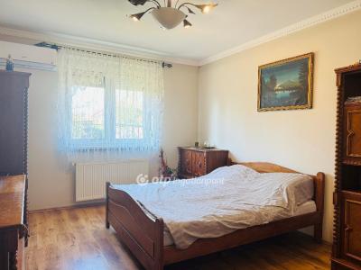 Eladó családi ház Mikepércs