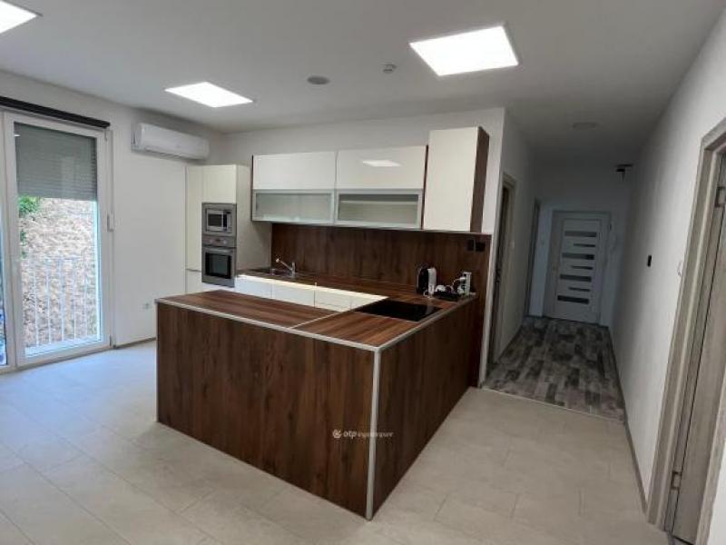 Eladó lakás Komló