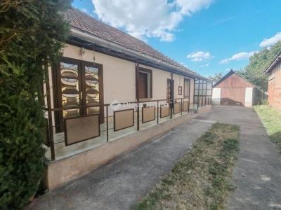 Eladó családi ház Úri