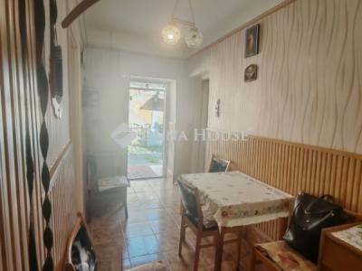 Eladó családi ház Úri