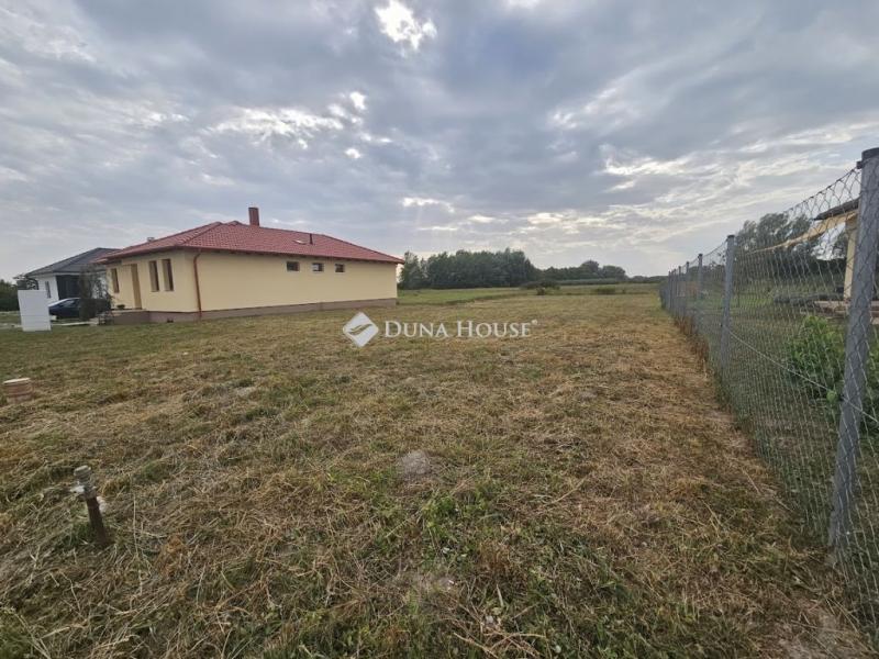 Eladó lakóövezeti telek Nagybajcs