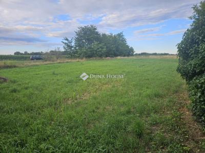 Eladó lakóövezeti telek Győrladamér