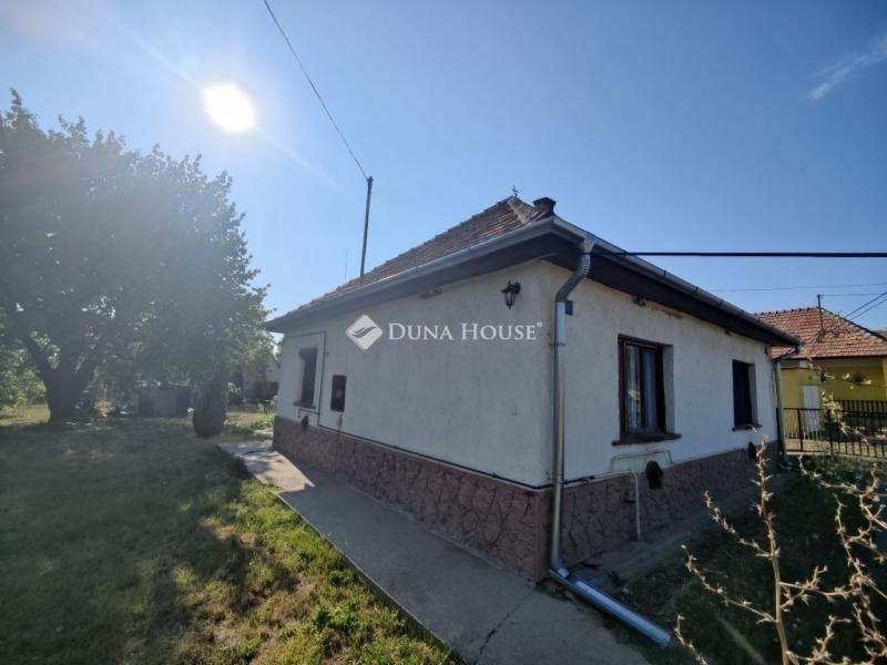 Eladó családi ház Úri