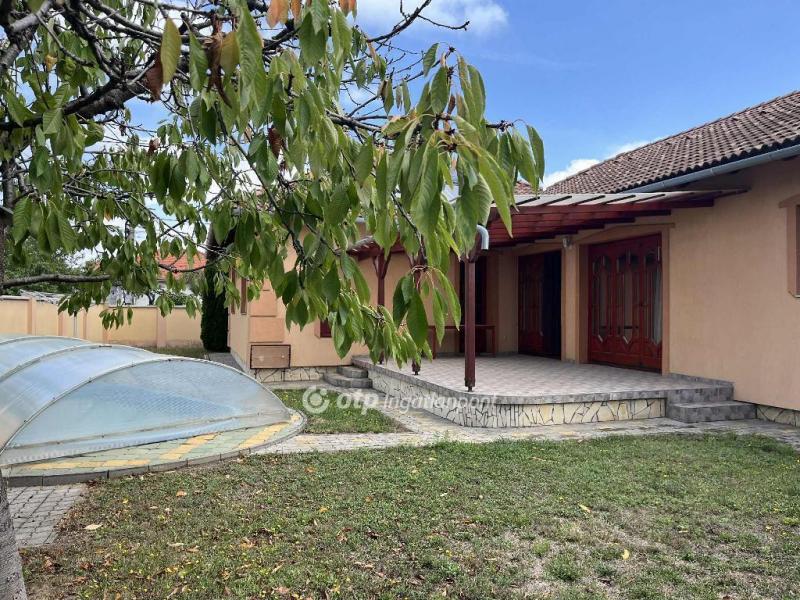 Eladó családi ház Szekszárd