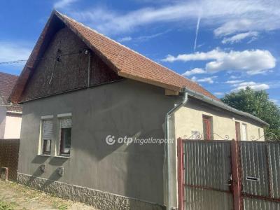 Eladó családi ház Újszász