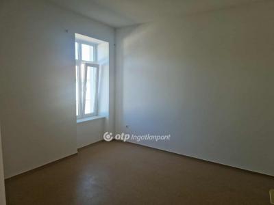 Eladó lakás Tápiószele