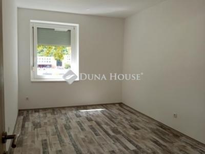 Eladó lakás Komló