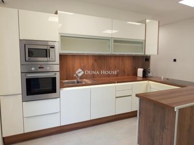 Eladó lakás Komló