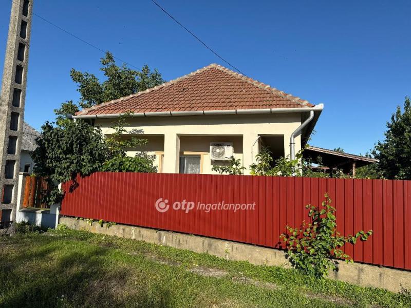 Eladó családi ház Poroszló