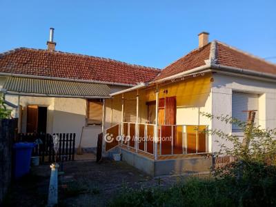 Eladó családi ház Adács