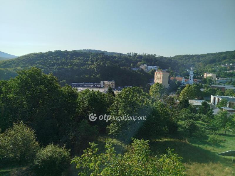 Eladó családi ház Komló