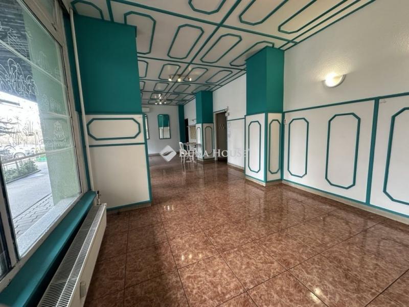 Eladó utcai bejáratú üzlethelység Dunaújváros