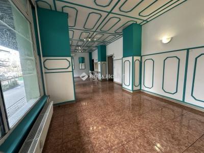 Eladó utcai bejáratú üzlethelység Dunaújváros