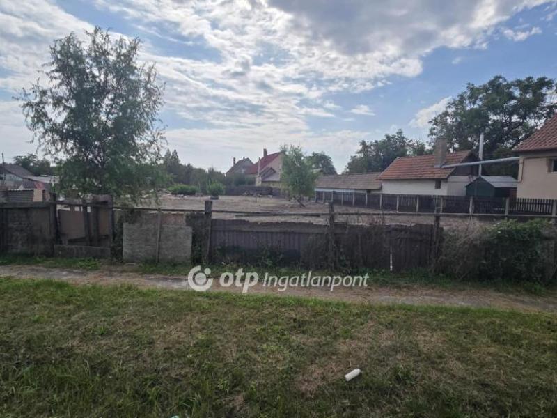 Eladó lakóövezeti telek Kaba