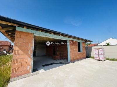 Eladó családi ház Tököl