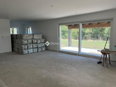 Eladó családi ház Besnyő